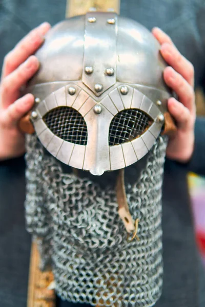 Bir ortaçağ savaşçısının miğferi ellerinden sergileniyor. Oldukça detaylı, zincirli ve çok iyi korunmuş bir metal miğfer. Bir ortaçağ savaşçısının kasklı elleri..                               
