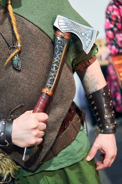 Ortaçağ fantezi savaşçısının baltası. Balta mükemmel durumda ve kabartmaları ve stili detaylı. Çok iyi bakılmış. Baltası savaşa hazır bir ortaçağ savaşçısı..                               