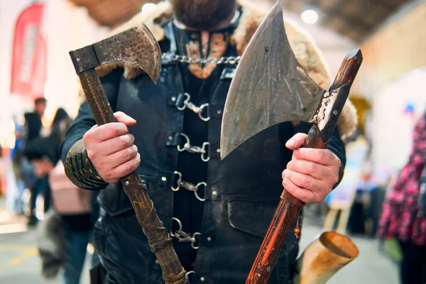 Eski bir ortaçağ savaşçısının silah ve baltalarının görüntüsü. Çok detaylı ve özenli bir şekilde gösterildi. Baltalı Ortaçağ savaşçısı.                               