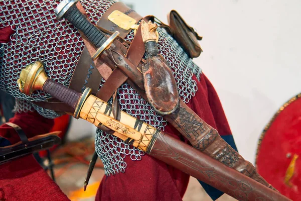 Ortaçağ süslemelerine oldukça detaylı bir bakış açısı. Antika bir stil, bıçaklar, bir kask, İskandinav sembolleri, aksesuarlar, ütüler ve bir kılıç. Ortaçağ şövalye kıyafetleri ve aksesuarları..                               
