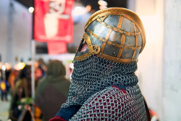 Kılıçlı, aksesuarlı ve parlak zırhlı bir ortaçağ şövalyesinin portresi, savaşa hazır ve nazır. Ortaçağ konsepti, Vikingler, savaş.                               