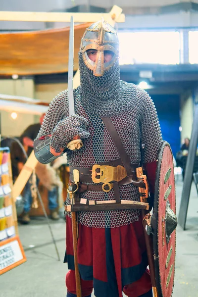 Kılıçlı, aksesuarlı ve parlak zırhlı bir ortaçağ şövalyesinin portresi, savaşa hazır ve nazır. Ortaçağ konsepti, Vikingler, savaş.                               