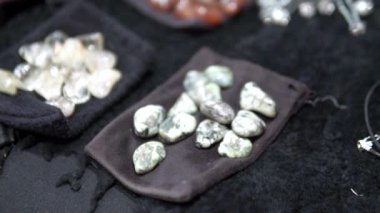 Mücevherler, aksesuarlar, deri, tabelalar, enstrümanlar, hediyelik eşyalar ve harika bir ortaçağ yaşam tarzı. Renkli, detaylı ve bakımlı..