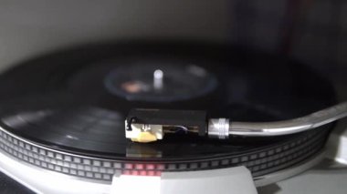 Stereo ekipmanları, plak kayıtları iyi durumda, çalışıyor ve dönüyor. Retro biçimi, pikapları, renkleri, iğneleri ve düğmeleri, bir mağazada ışıklandırılmış ve iyi gösterilmiş..