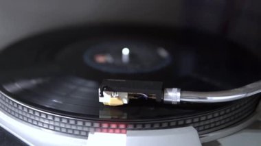 Stereo ekipmanları, plak kayıtları iyi durumda, çalışıyor ve dönüyor. Retro biçimi, pikapları, renkleri, iğneleri ve düğmeleri, bir mağazada ışıklandırılmış ve iyi gösterilmiş..