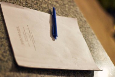 Bir görsel-işitsel prodüksiyonda bir film senaryosunun görüntüsü, kelimelerinin, düzeltmelerinin, renklendirmelerinin, okumalarının, vb. Bir sahneyi kaydetmek için