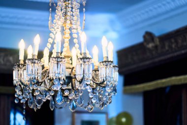 Klasik mekanda renkli ışıklandırma, partiler ve kutlamalar için. Renkli ışıklar, dekorasyonlar, çiçekler, yansımalar vs. Dans pistinde dans etmek ve aydınlatmak için..