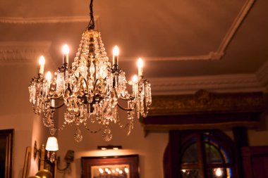 Klasik mekanda renkli ışıklandırma, partiler ve kutlamalar için. Renkli ışıklar, dekorasyonlar, çiçekler, yansımalar vs. Dans pistinde dans etmek ve aydınlatmak için..