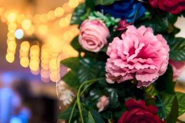 Klasik mekanda renkli ışıklandırma, partiler ve kutlamalar için. Renkli ışıklar, dekorasyonlar, çiçekler, yansımalar vs. Dans pistinde dans etmek ve aydınlatmak için..