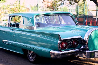 Güzel bir turkuaz klasik arabanın kırmızı stop lambaları. İyi bakımlı ve iyi boyanmış bir araç, yenilenmiş. Arkadan baktık. Gün batımında parka park ettim, doğal ışıkla..
