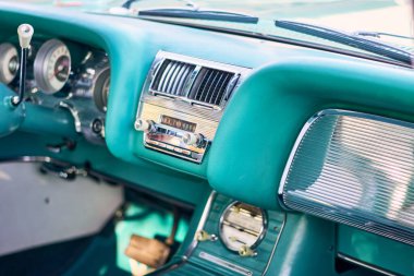 Güzel bir turkuaz vintage arabanın içini görmek için. İç kontrolleri, telsizi, vesaire görebilirsiniz. İyi bakımlı ve iyi boyanmış bir araç, yenilenmiş. Dışarıda bir yere park ettim.