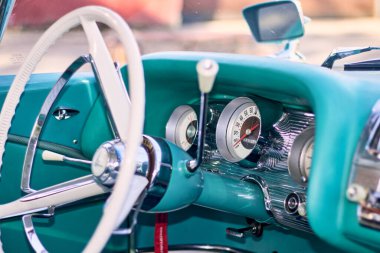 Güzel bir turkuaz vintage arabanın içini görmek için. İç kontrolleri, telsizi, vesaire görebilirsiniz. İyi bakımlı ve iyi boyanmış bir araç, yenilenmiş. Dışarıda bir yere park ettim.