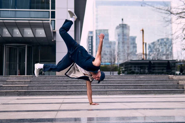 Genç yetişkinler bazı binaların önünde coşkuyla dans eder, amuda kalkarlar, kot pantolon ve şehir kıyafetleri giyerler, bir sürü tavır, hareket ve iyi enerji. Sokak dansı, serbest stil, modern dans..
