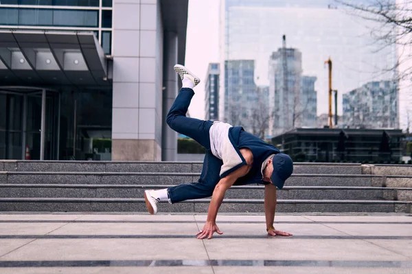 Genç yetişkinler binaların önünde coşkuyla dans eder, yerde döner, kot pantolon ve şehir kıyafetleri giyer. Bir sürü tavır, hareket ve iyi enerji. Sokak dansı, serbest stil, modern dans..