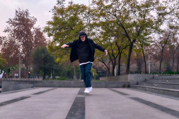 Genç yetişkinler coşkuyla dans eder, yürür, dinlenir ve kötü çocuk pozları verir. Kot pantolon, sokak kıyafeti ve şapka giyiyor. Bir sürü tavır, hareket ve iyi enerji. Serbest stil ve modern dans.