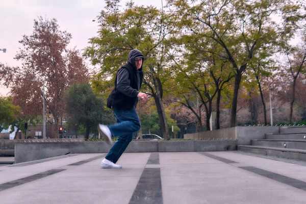 Genç yetişkinler coşkuyla dans eder, yürür, dinlenir ve kötü çocuk pozları verir. Kot pantolon, sokak kıyafeti ve şapka giyiyor. Bir sürü tavır, hareket ve iyi enerji. Serbest stil ve modern dans.