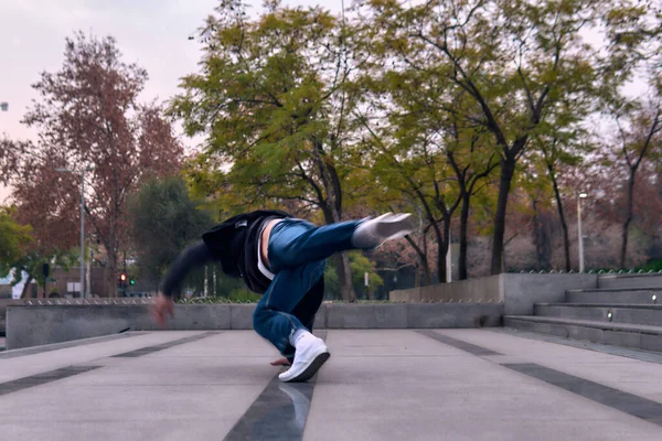 Genç yetişkinler coşkuyla dans eder, amuda kalkar ve yerde döner. Kot pantolon, sokak kıyafeti ve şapka giyiyor. Bir sürü tavır, hareket ve iyi enerji. Sokak dansı, serbest stil ve modern dans..