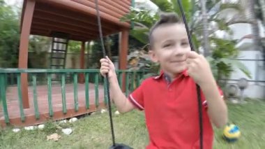 Çocuk salıncakta 2 arabayla gider