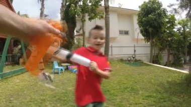 şişme oyuncaklar ile dalga geçmeyi çocuk