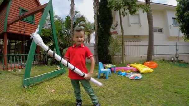 Pojke fipplat med uppblåsbara leksaker — Stockvideo
