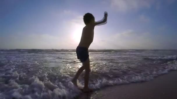 Kind onder water dompelen. U 4-6 jaar oude jongen leren hoe om te zwemmen onder water. — Stockvideo