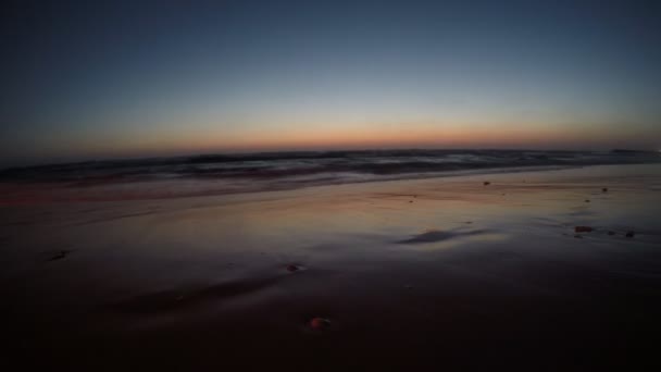 Sonnenaufgang über dem Meer. 4k. Zeitraffer. — Stockvideo