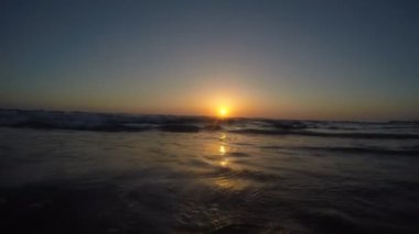 plajda, inanılmaz güzel günbatımı renkleri Basra Körfezi deniz manzarası, Birleşik Arap Emirlikleri doğa ile parlayan ışık demeti. Dubai deniz ve plaj