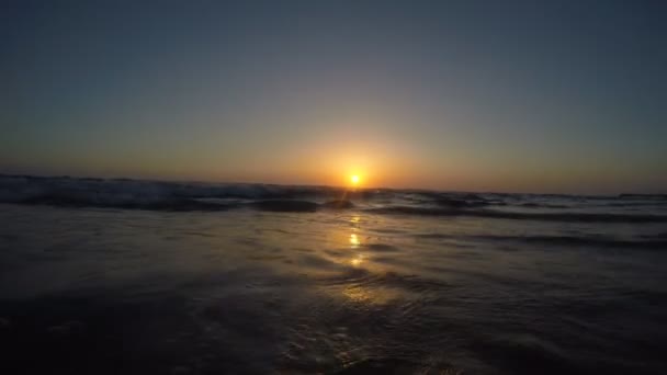 Bellissimo tramonto sulla spiaggia, colori incredibili, fascio di luce che brilla attraverso il paesaggio nuvoloso sul paesaggio marino del golfo arabo, emirati arabi uniti. Dubai mare e spiaggia — Video Stock