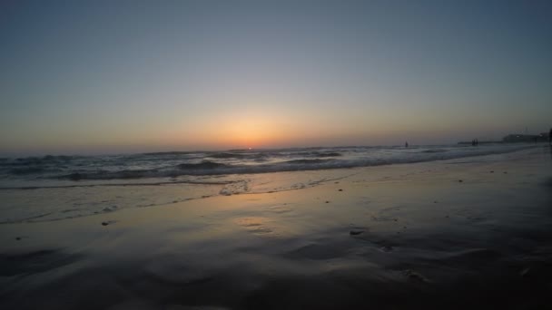 Puesta de sol en cámara lenta en el mar — Vídeo de stock