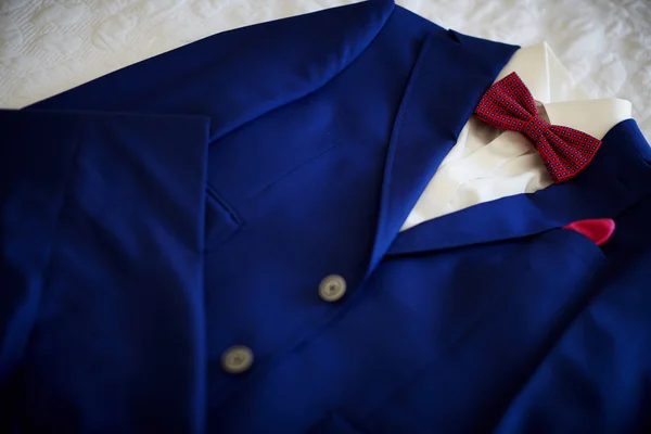 Μπλε κουστούμι με γραβάτα και μαντήλι. Επικεντρώθηκε σε . — Φωτογραφία Αρχείου