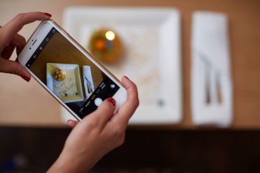 Tahtanın önünde doğum günü pastası.