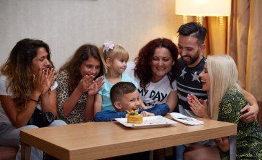 doğum günü mutlu aile kutlayan oğlu