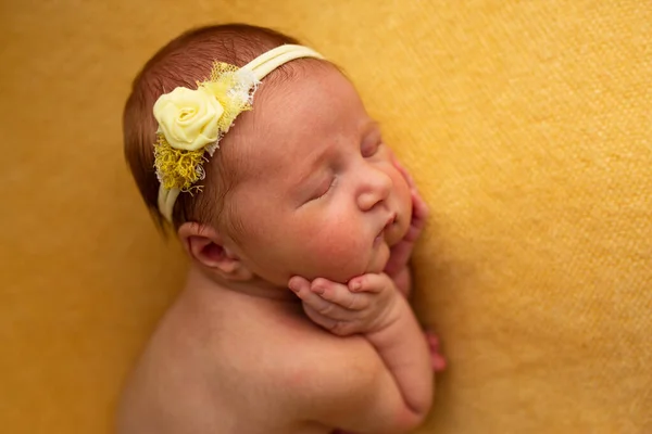 Niña recién nacida 14 días, duerme —  Fotos de Stock