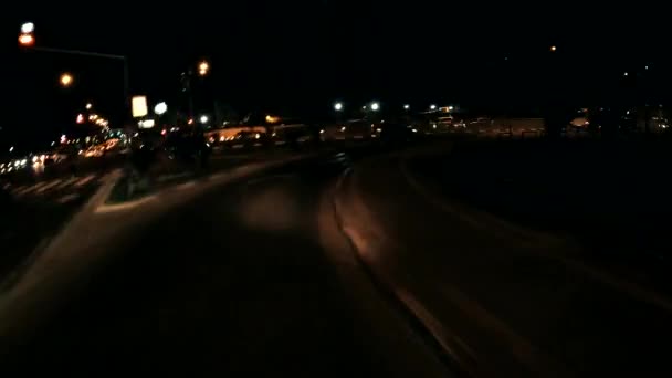夜の街の道を車で走ってる。過経過 — ストック動画