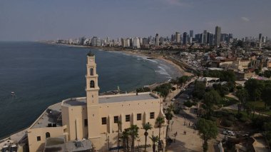 Tel Aviv - Jaffa, yukarıdan görüş. Gökdelenleri ve eski şehirleri olan modern bir şehir. Kuş bakışı görüş. İsrail, Orta Doğu