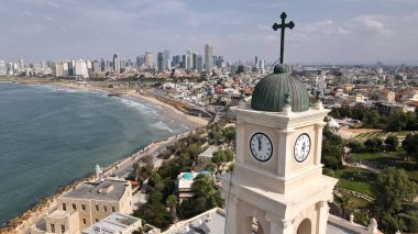 İsrail 'in eski Jaffa ve Tel Aviv kasabasındaki İHA' nın görüntüsü. Kuşbakışı çan kulesi.