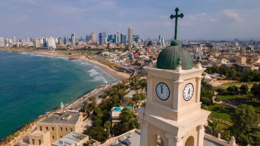 Jaffa 'daki St. Peters Kilisesi' nin çan kulesinin tepesindeki Tel Aviv ve Jaffa 'nın hava fotoğrafı.
