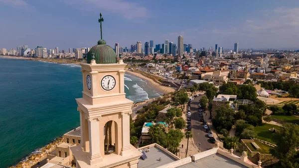 Çan kulesi, Jaffa, Tel Aviv, İsrail, hava manzaralı. Gökdelenleri ve eski şehirleri olan modern bir şehir. Kuş bakışı görüş