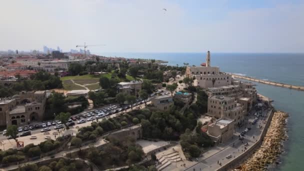 Photo aérienne de Tel Aviv et Jaffa avec le sommet du clocher de l'église St Peters à Jaffa au premier plan — Video