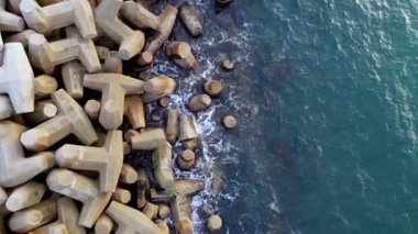 Dalgakıranın hava aracı görüntüsü. Denizde dalgalanan sular, beton kırıcılardan oluşan bir kolleksiyon. deniz iskelesi