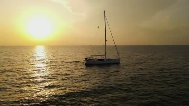 Drone video di uno yacht che attraversa l'acqua al tramonto — Video Stock