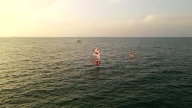 Rüzgâr sörfünün havadan görünüşü denizin derin maviliği, aşırı yaz sporu aktivitesi