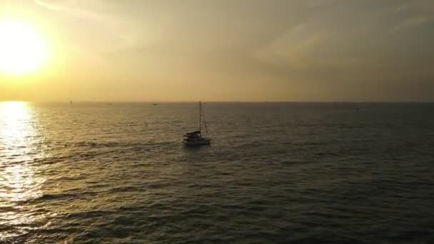 Drone video di uno yacht che attraversa l'acqua al tramonto. Filmati 4k di alta qualità — Video Stock