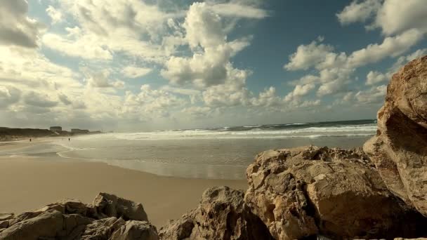 Céu azul bonito e nuvens brancas que fluem sobre o mar na temporada de verão Bom tempo dia Timelapse belo mar — Vídeo de Stock