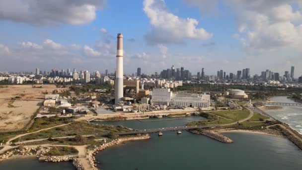 Central eléctrica de leitura junto ao mar Mediterrâneo - central térmica alimentada a gás natural que fornece energia eléctrica ao distrito de Tel Aviv, no centro de Israel — Vídeo de Stock