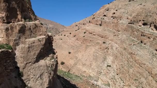 青い空、ユダヤとサマリア地域、イスラエルのビニャミン地域で乾燥した谷と山の空中ドローンショット — ストック動画