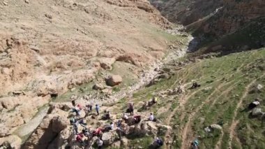 Yürüyüşçüler Batı Şeria 'daki Ein Prat yakınlarındaki antik Faran Manastırı' na gidiyorlar.