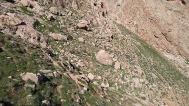 Blue Sky, Judea ve Samaria Area, İsrail 'deki Binyamin Bölgesi' ndeki kuru vadi ve dağların insansız hava aracı görüntüleri.