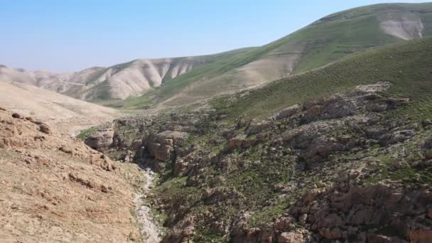Pemandangan dari tempat tidur sungai kering di Yudea dan Samaria pada musim dingin yang panas di Israel — Stok Video
