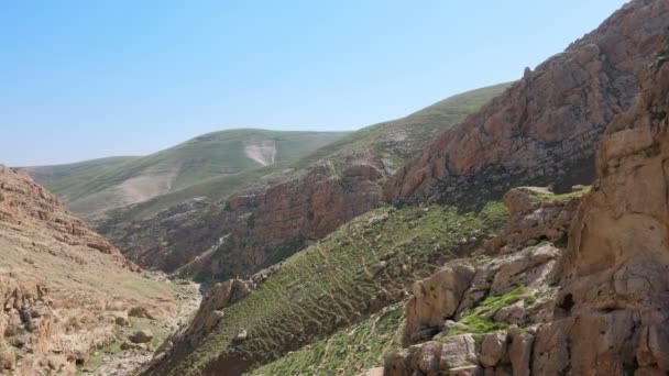 View from the top of the mountain of Israel and the West Bank that lies east of Jerusalem and descends to the Dead Sea — Stock Video